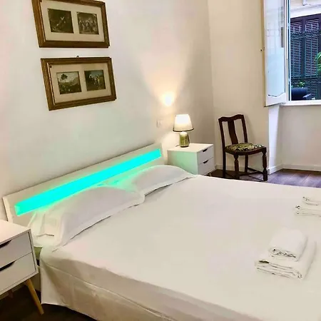 Piazza Del Popolo / People Square Apartment *